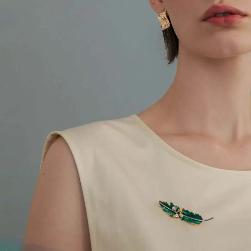 Copper leaf bee brooch