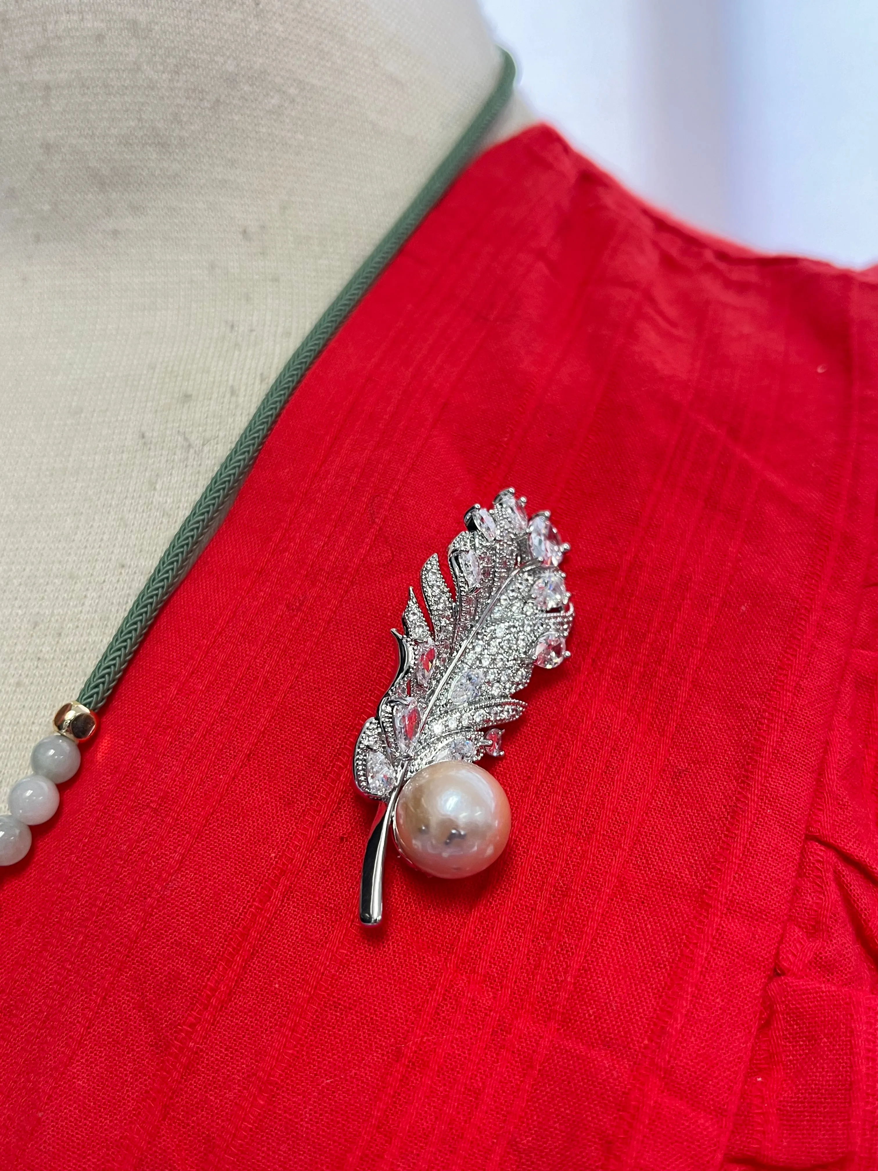 PALM LEAF BROOCH IN SILVER SETTING WITH PEACH SOUTH SEA PEARL