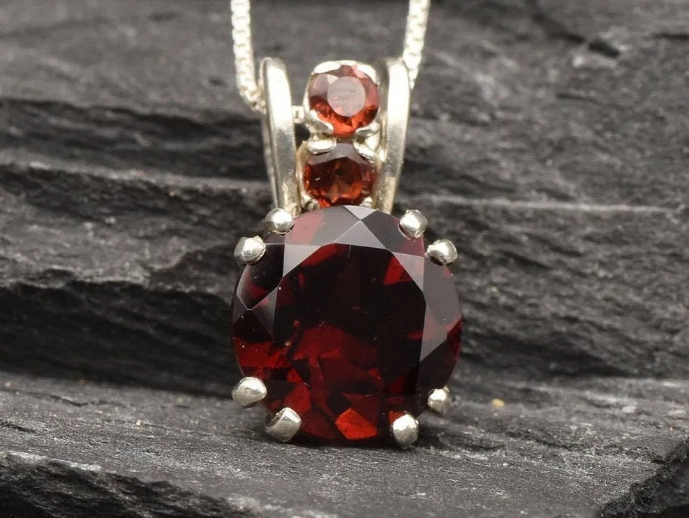 Silver Garnet Necklace - Round Red Pendant - Vintage Garnet Necklace