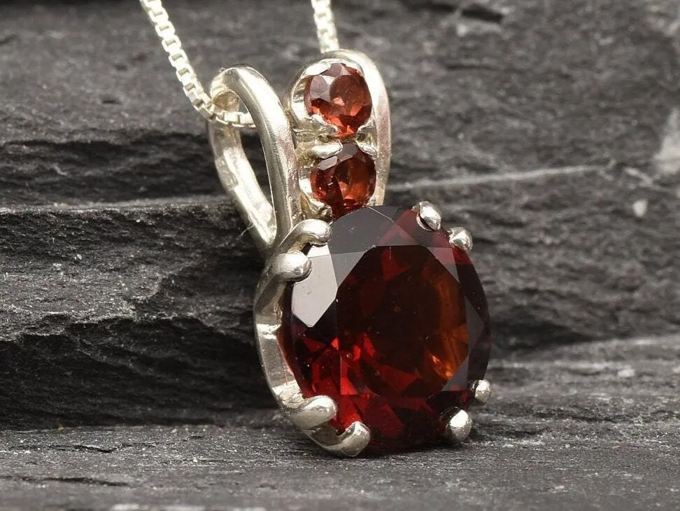Silver Garnet Necklace - Round Red Pendant - Vintage Garnet Necklace