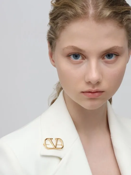 Valentino Garavani   V logo brooch 