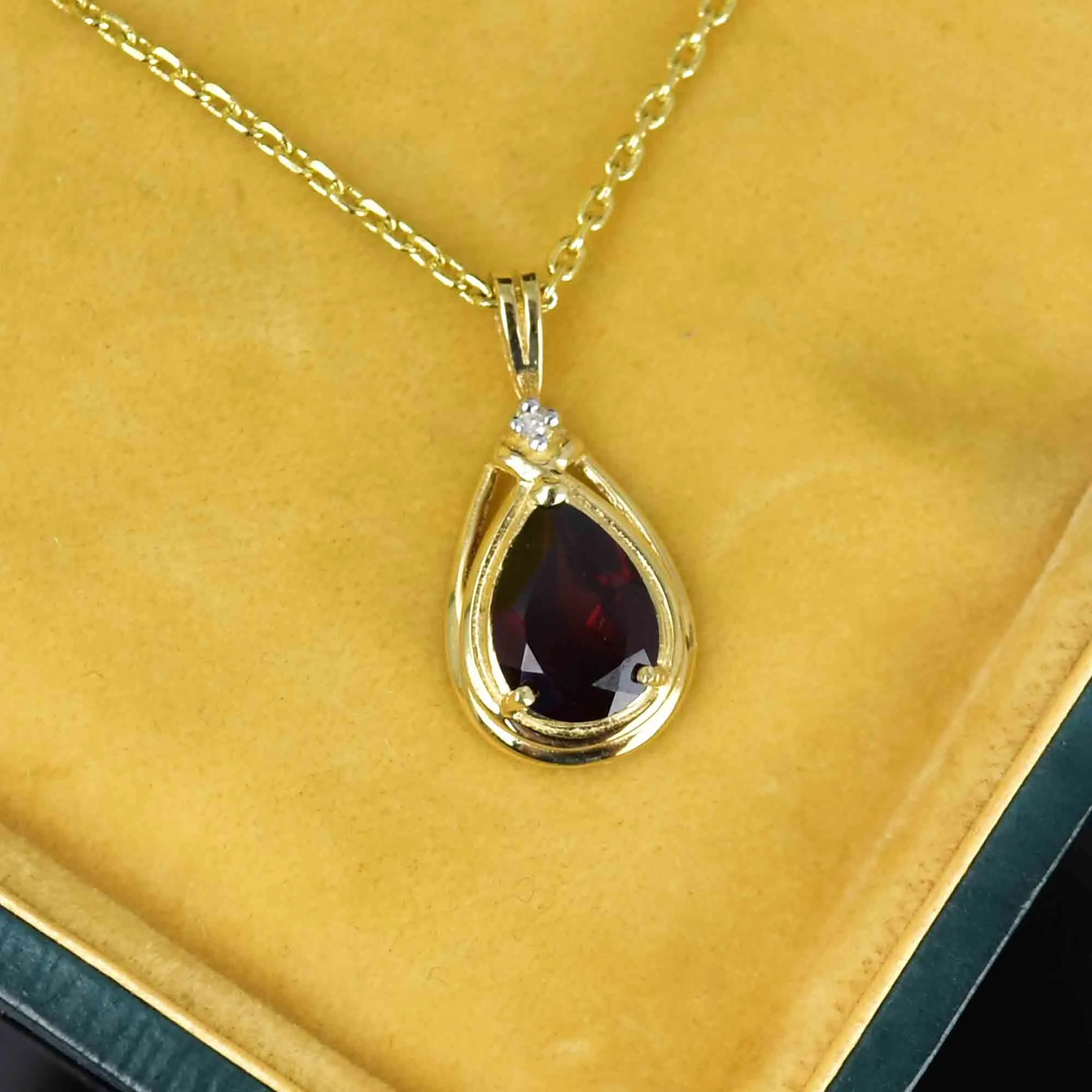 Vintage 10K Gold Pear Cut Garnet Diamond Pendant Necklace