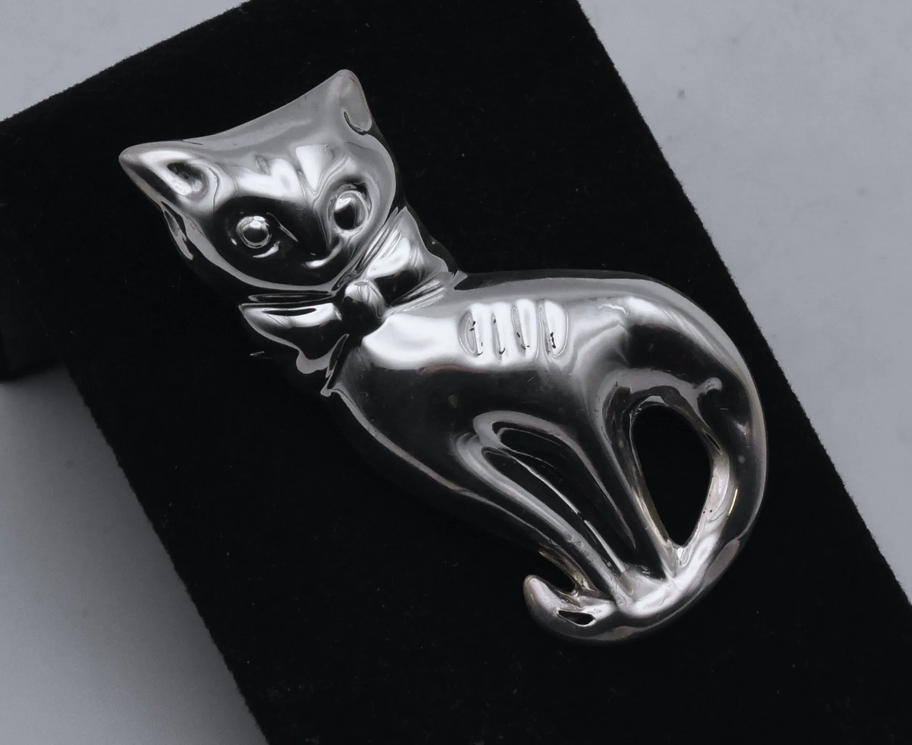 Vintage Handmade Sterling Silver Bow Tie Cat Brooch